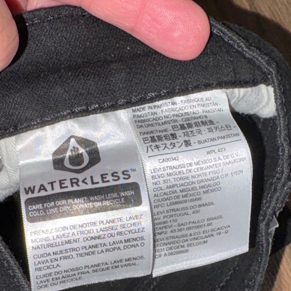 Levis Men's Black Denim Jorts - Picture 5 of 5